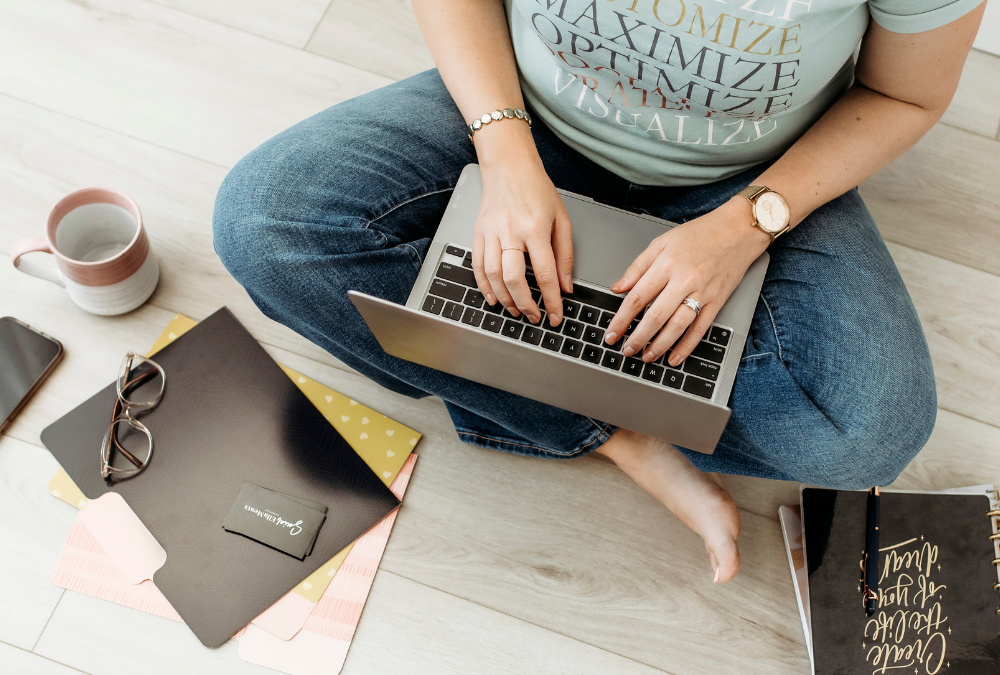 Women sitting on floor with laptop - when to use AI in marketing
